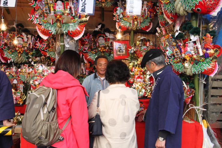 酉の市2019（熊手を見る人）