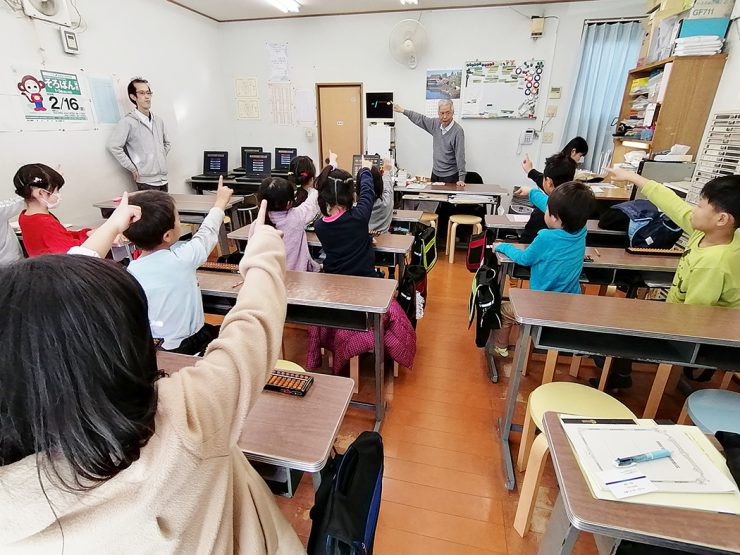 頭の中でそろばんの玉を弾く練習をする子どもたち。暗算のための大切な基礎練習です