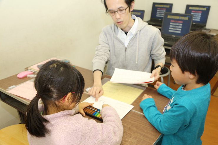 富田先生と一緒に子どもたちを指導する谷口先生は、この教室の卒業生